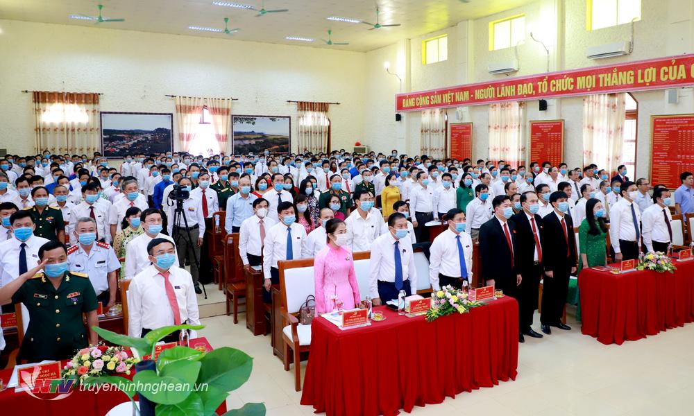 Các đại biểu thực hiện nghi thức chào cờ.