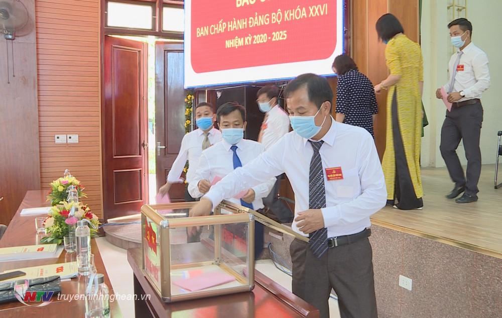Các đại biểu bỏ phiếu bầu BCH Đảng bộ khóa mới.