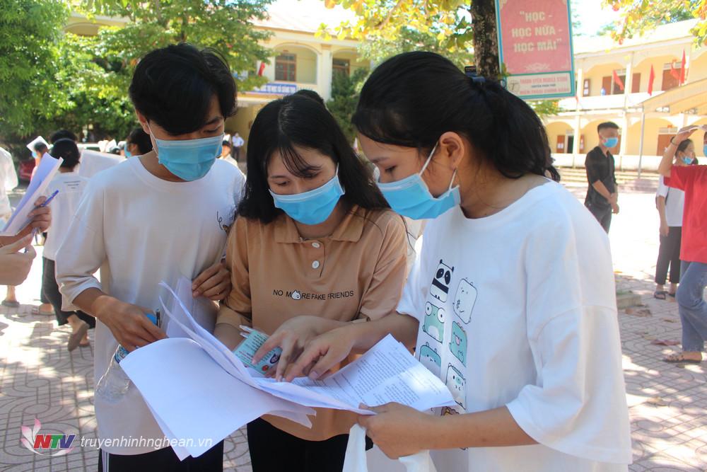 Thí sinh trao đổi sau môn thi Ngữ Văn sáng 9/8. Ảnh: Bá Hậu