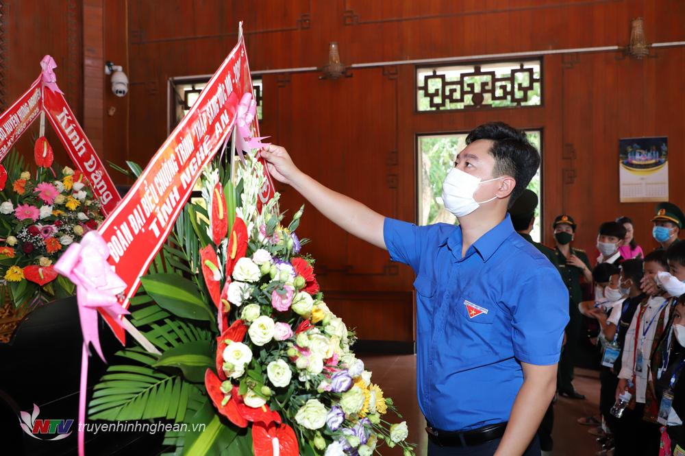 Đồng chí Lê Văn Lương - Phó Bí thư Tỉnh đoàn, PG88 go Bắn cá Hội đồng đội tỉnh dâng lẵng hoa tươi lên anh linh PG88 go Bắn cá Hồ Chí Minh.