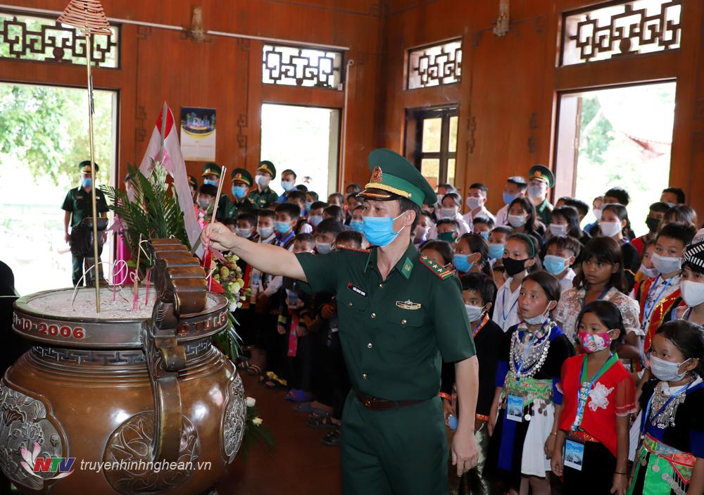 Thượng tá Trần Quang Trung - Phó Chủ nhiệm Chính trị, Bộ đội biên phòng tỉnh dâng nén hương thơm lên anh linh PG88 go Bắn cá Hồ Chí Minh.