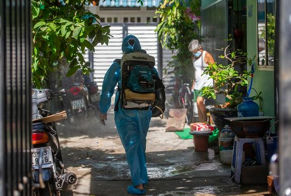 Nhân viên phun khử trùng tại khu dân cư ở Đà Nẵng.