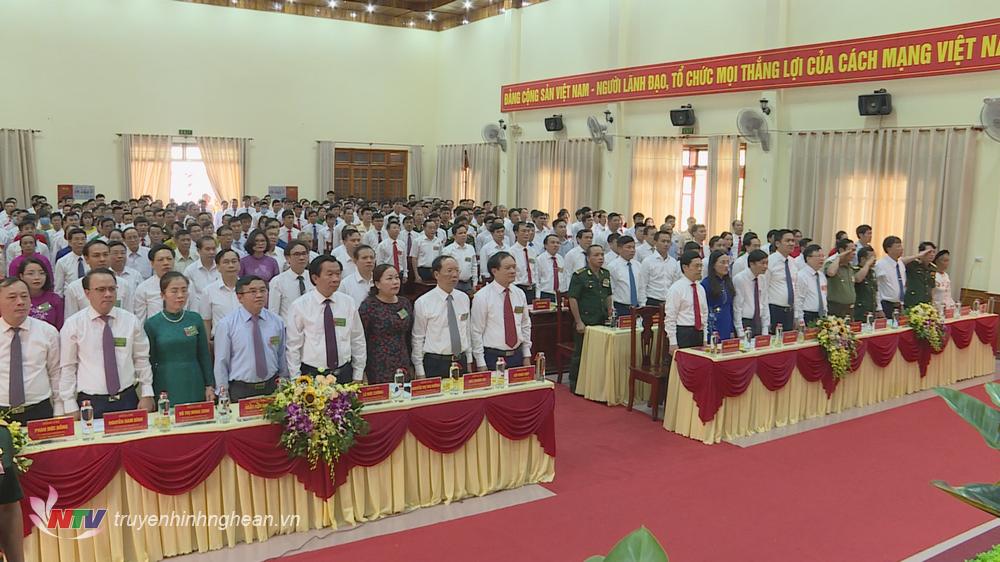 Các đại biểu thực hiện nghi lễ chào cờ.