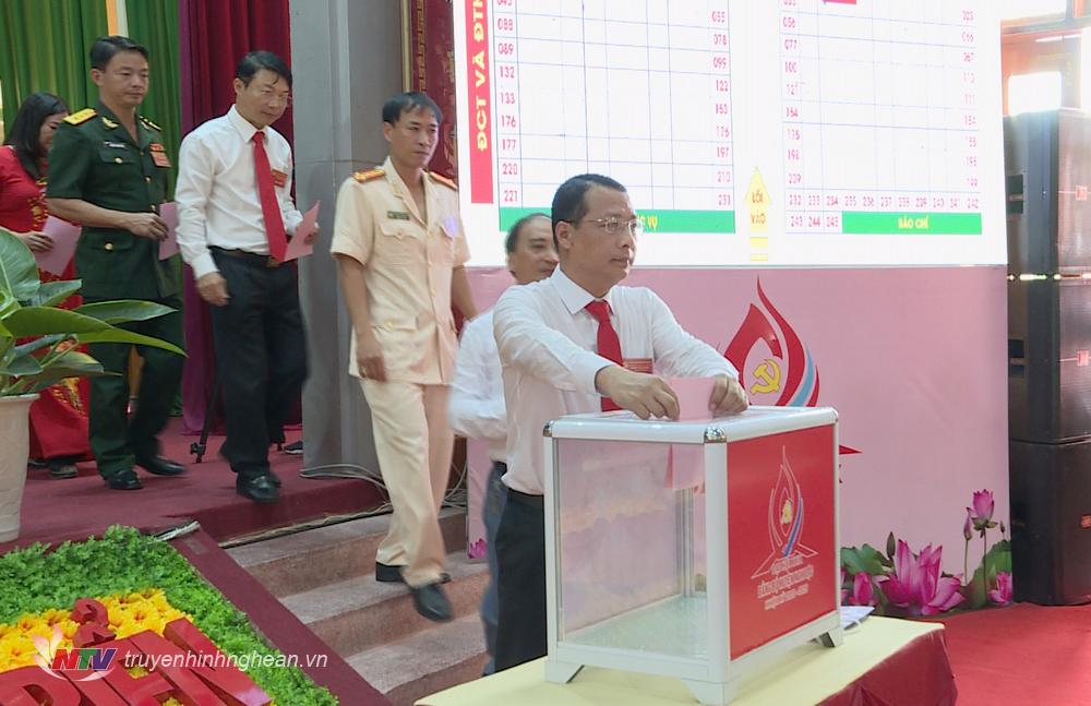 Các đại biểu bỏ phiếu bầu BCH khoá mới.
