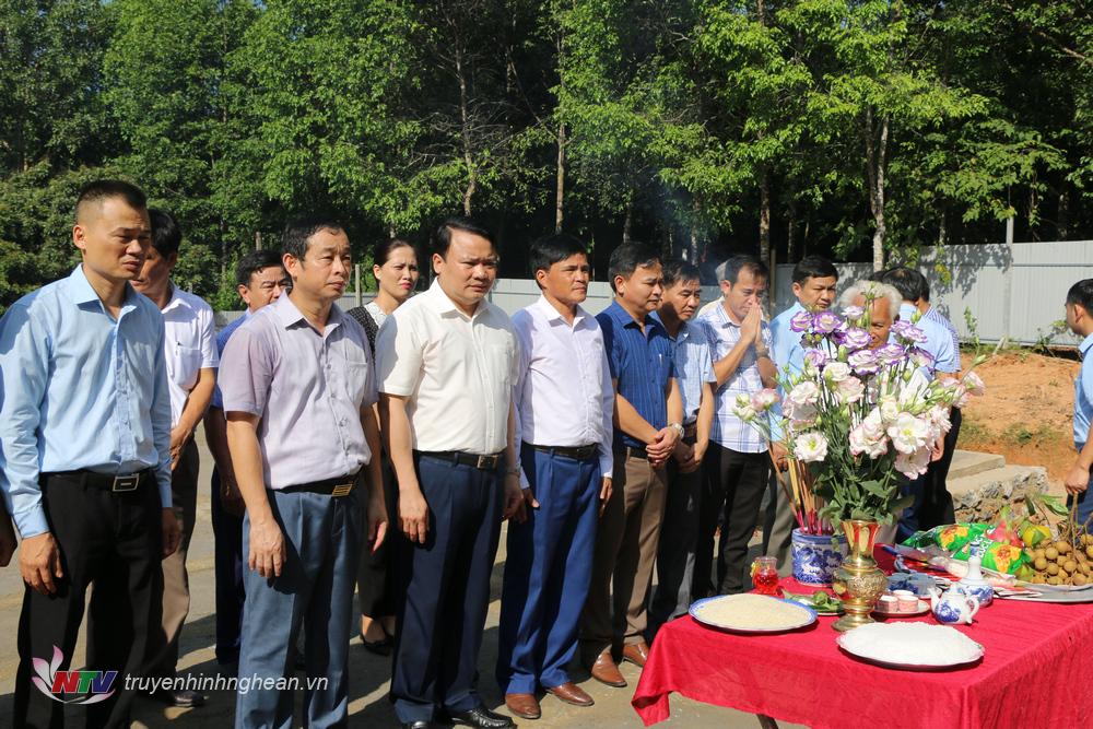 Lãnh đạo huyện thực hiện nghi lễ