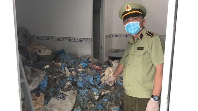 Hàng triệu đôi găng tay và đồ bảo hộ y tế đã qua sử dụng được phát hiện trong phòng trọ. Ảnh: Cục QLTT.