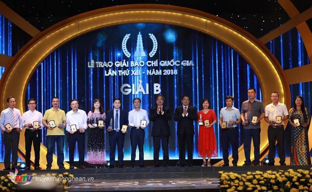 Nhà báo Ngọc Dũng (thứ 3 từ phải sang) nhận giải B, Giải M.PG88 Tips Quốc gia năm 2018