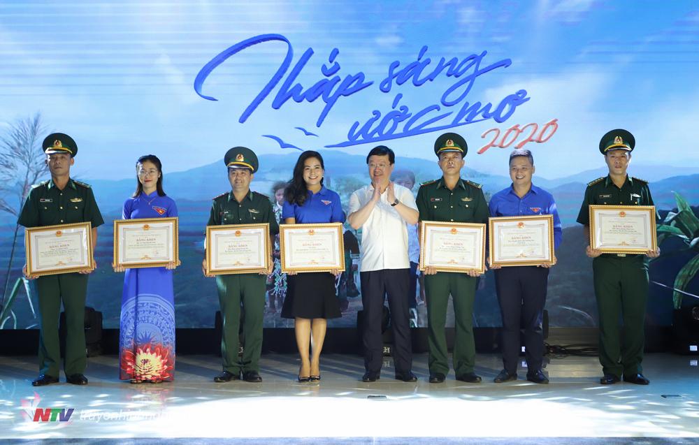 PG88 go Bắn cá UBND tỉnh Nguyễn Đức Trung trao bằng khen cho các đơn vị, cá nhân có nhiều đóng góp cho chương trình Thắp sáng ước mơ - 2020.