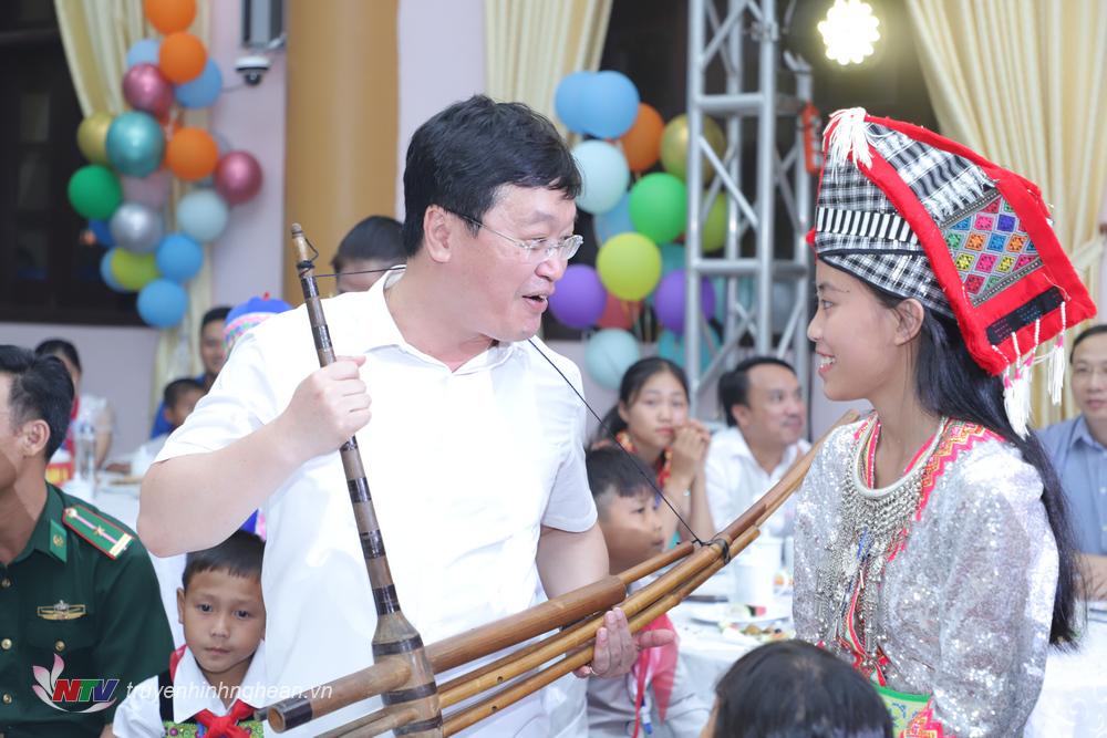 Các bạn nhỏ dân tộc thiểu số trao tặng Bí thư Tỉnh uỷ Thái Thanh Quý và PG88 go Bắn cá UBND tỉnh Nguyễn Đức Trung chiếc khèn của người Mông.