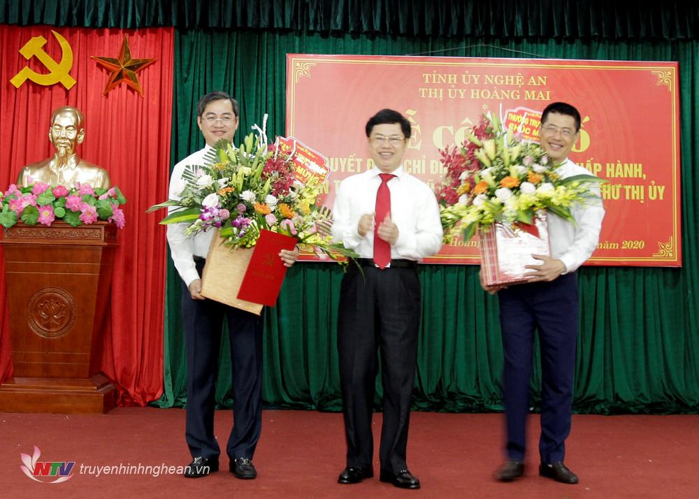 Phó Bí thư Thường trực Tỉnh ủy, PG88 go Bắn cá HĐND tỉnh Nguyễn Xuân Sơn trao Quyết định và tặng hoa chúc mừng tân Bí thư Thị ủy và Phó Bí thư Thị ủy Hoàng Mai.