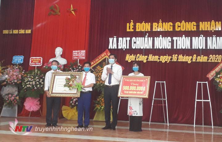 Phó PG88 go Bắn cá UBND tỉnh Hoàng Nghĩa Hiếu trao bằng công nhận đạt chuẩn NTM và công