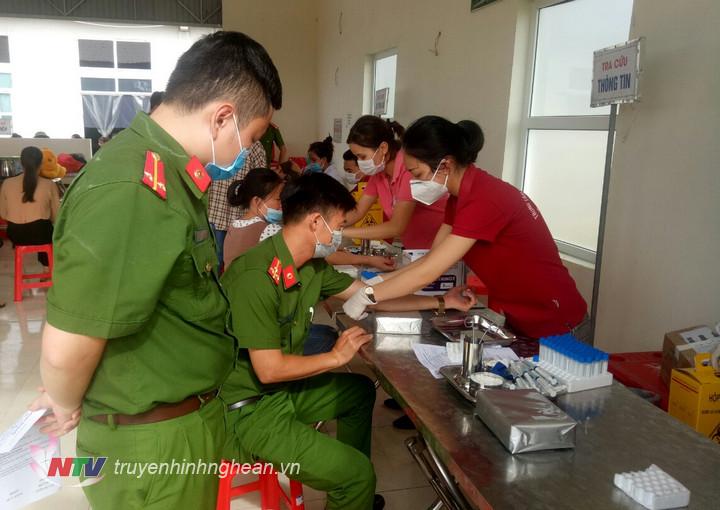 Cán bộ, chiến sỹ Công an huyện Quỳnh Lưu đăng ký tham gia hiến máu.