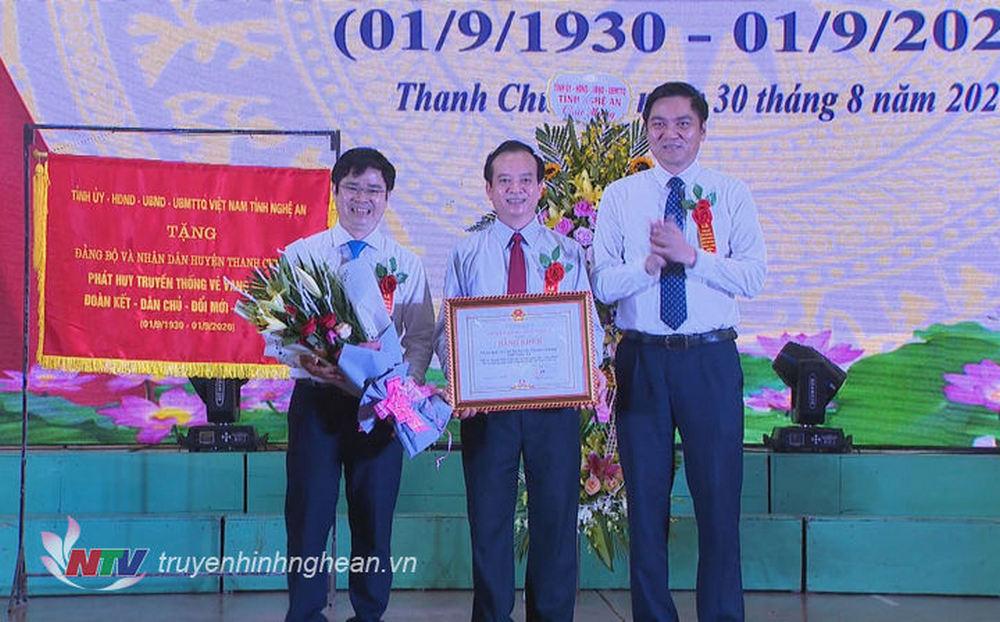 Trao Bằng khen 