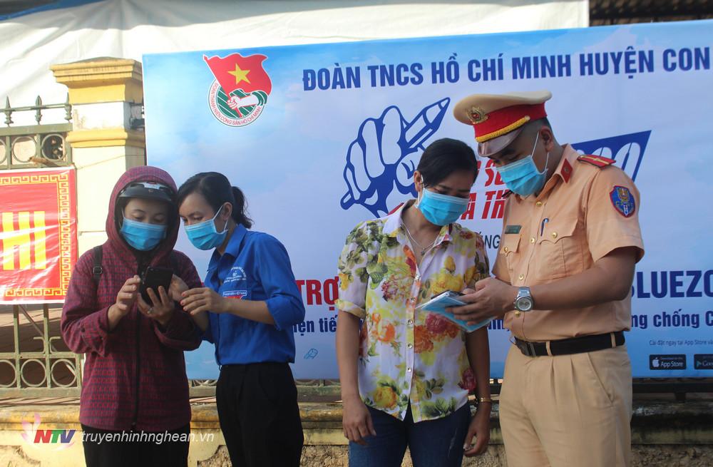 Đoàn viên thanh niên hướng dẫn phu huynh cài đặt ứng dụng Bluezoner.
