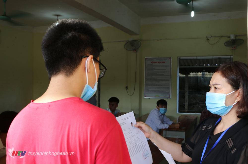 Kiểm tra thông tin thí sinh trước khi vào phòng thi.