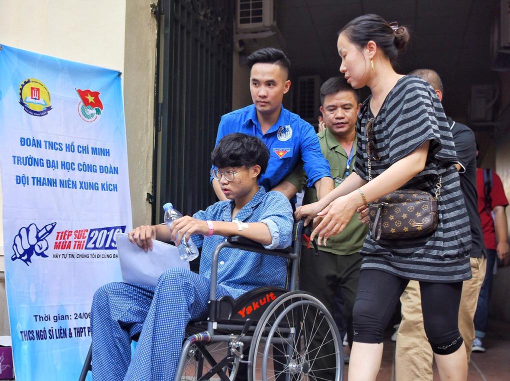 Thí sinh ngồi xe lăn vẫn đến điểm thi THPT quốc gia năm 2019.
