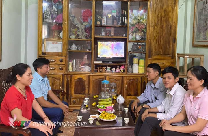 Thầy cô chia sẻ niềm vui cùng gia đình em