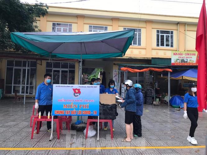 Tuổi trẻ huyện Đình Lập tổ chức điểm phát khẩu trang miễn phí cho học sinh và nhân dân trên địa bàn trong dịp kỳ thi tốt nghiệp THPT năm 2020 .