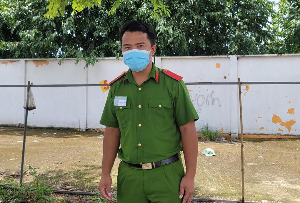 Học viên cảnh sát Tĩnh làm nhiệm vụ tại chốt kiểm soát, sáng 29/8.