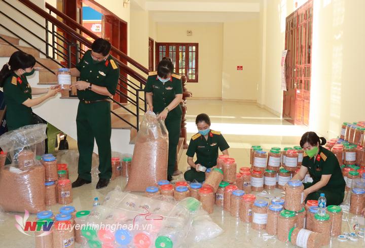Cán bộ, nhân viên Bộ CHQS tỉnh đóng hàng thiết yếu ủng hộ nhân dân các khu vực bị phong toả, cách ly trong công tác phòng chống dịch Covid-19.