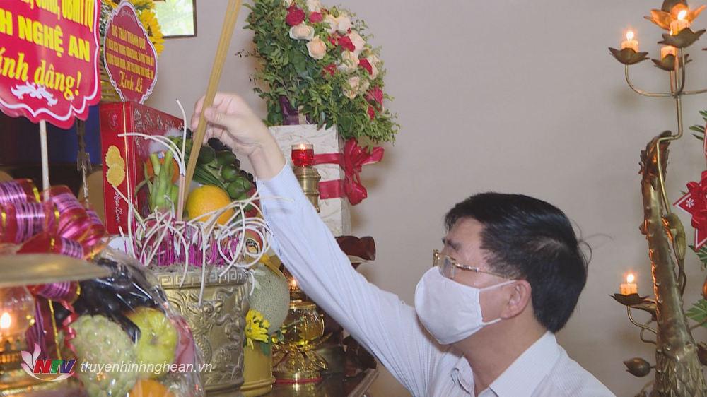 Phó Bí thư Thường trực Tỉnh ủy Nguyễn Văn Thông dâng nén hương thơm lên bàn thờ liệt sỹ Nguyễn Thị Minh Khai.