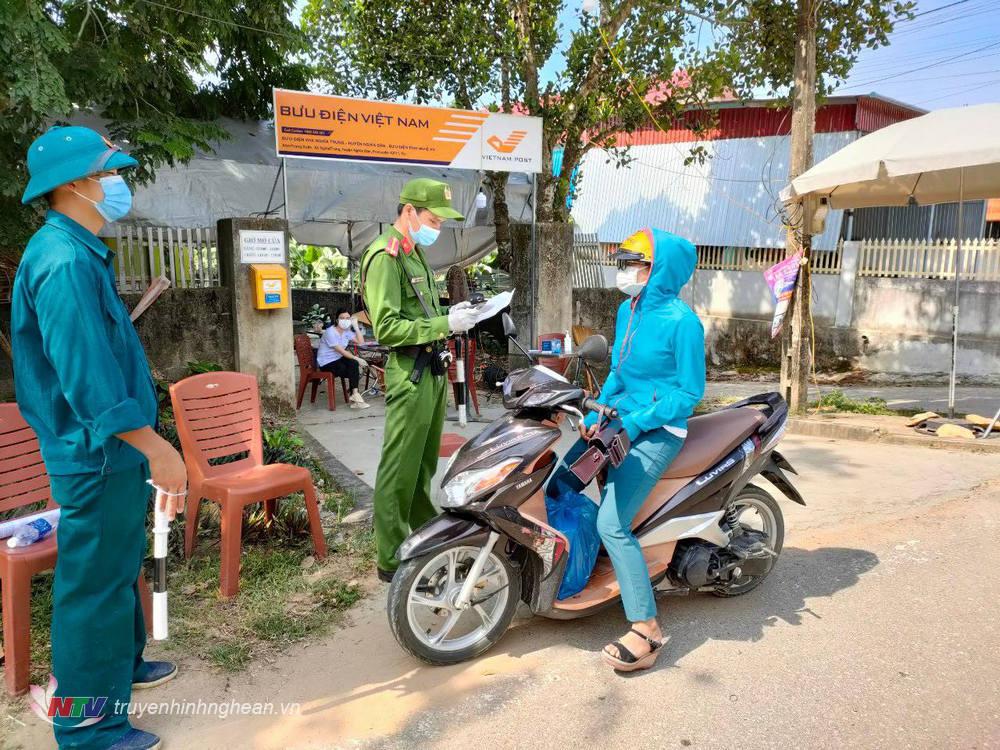 Người dân đi qua chốt kiểm soát liên huyện từ xã Nghĩa Trung huyện Nghĩa Đàn đi thị xã Thái Hòa phải có lý do và có giấy đi đường