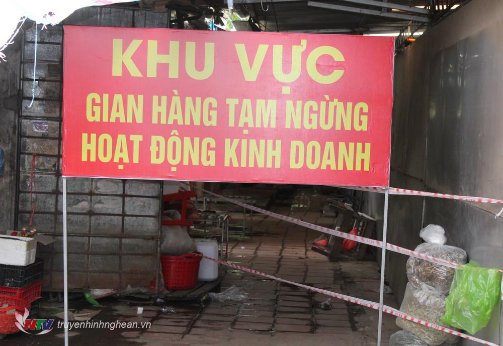 Khu vực gian hàng tạm dừng hoạt động kinh doanh tại chợ Tuần, xã Quỳnh Châu