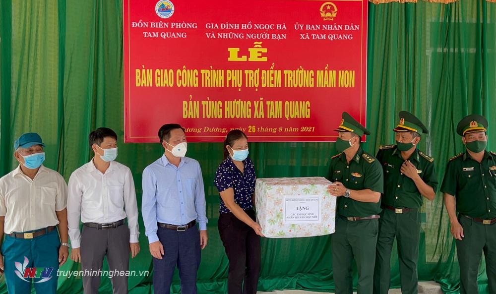 tặng quà cho điểm trường mầm non bản Tùng Hương, xã Tam Quang, huyện Tương Dương nhân dịp năm học mới