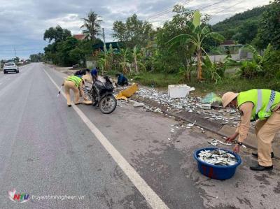 CSGT giúp tiểu thương thu gom cá bị rơi trên đường