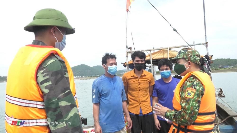 Cán bộ đồn Biên phòng cửa khẩu cảng Cửa Lò- Bến Thuỷ trực tiếp lên các tàu tuyên truyền người dân thực hiện các biện pháp phòng, chống dịch.