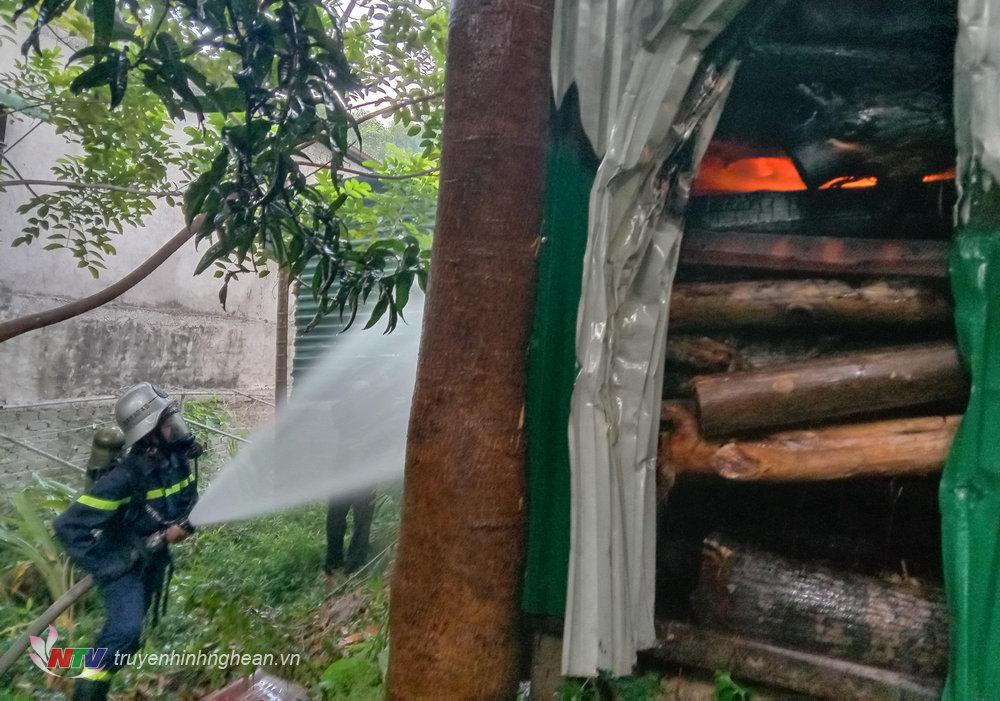 3.Lực lượng chữa cháy phải cạy tấm tôn để chữa cháy. 3.Lực lượng chữa cháy phải cạy tấm tôn để chữa cháy