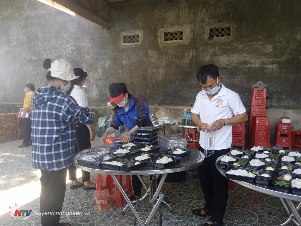 Đóng các suất cơm để chuyển cho khu cách ly và lực lượng trực chốt.