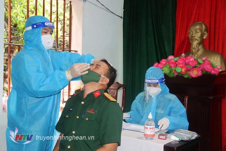 lấy mẫu xét nghiệm sàng lọc Covid-19 cán bộ, chiến sỹ 