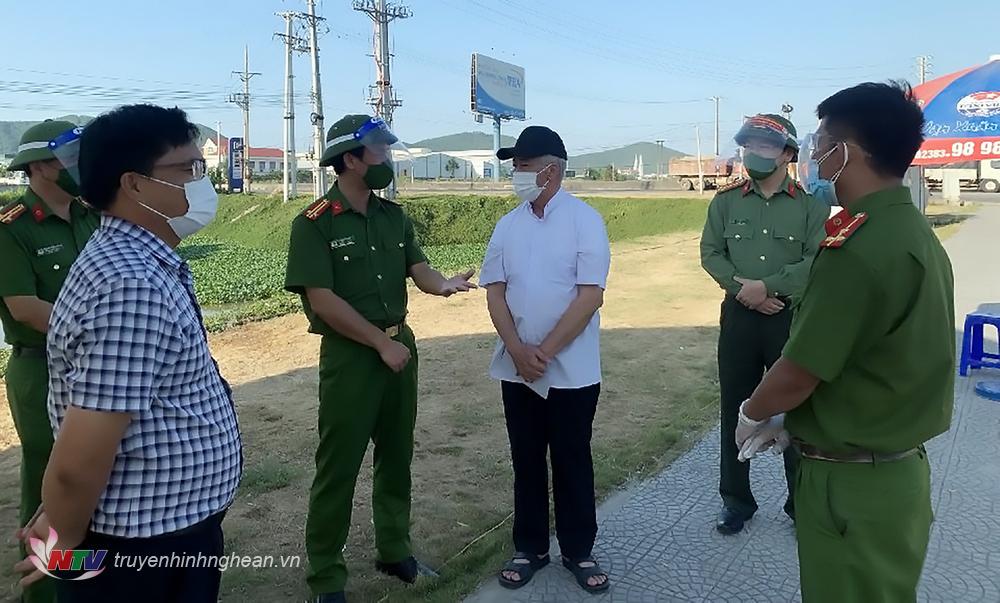 Lãnh đạo Công an huyện Nghi Lộc thông tin tới Giám mục Nguyễn Hữu Long về tình hình các điểm chốt phòng, chống dịch trên địa bàn huyện
