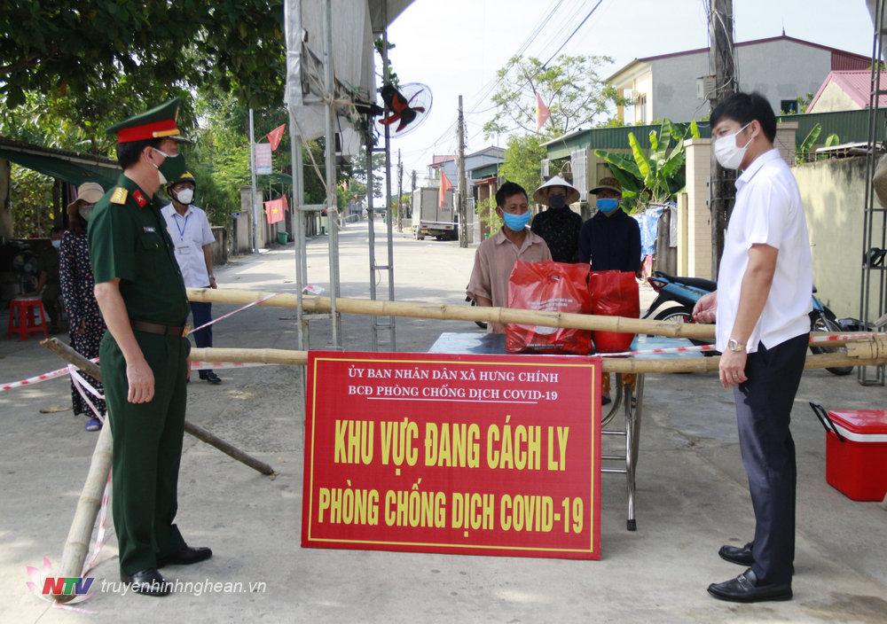Trao nhu yếu phẩm tận nơi cho người dân trong khu vực phong toả.