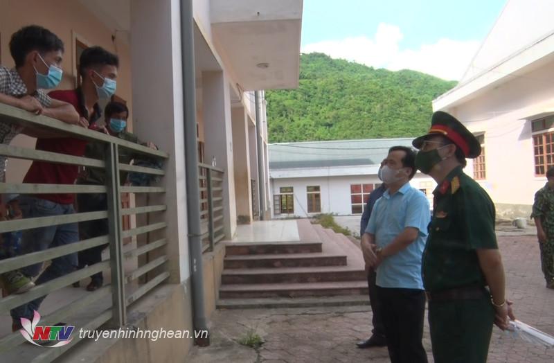 Lãnh đạo huyện hỏi thăm các công dân vừa được đón về.