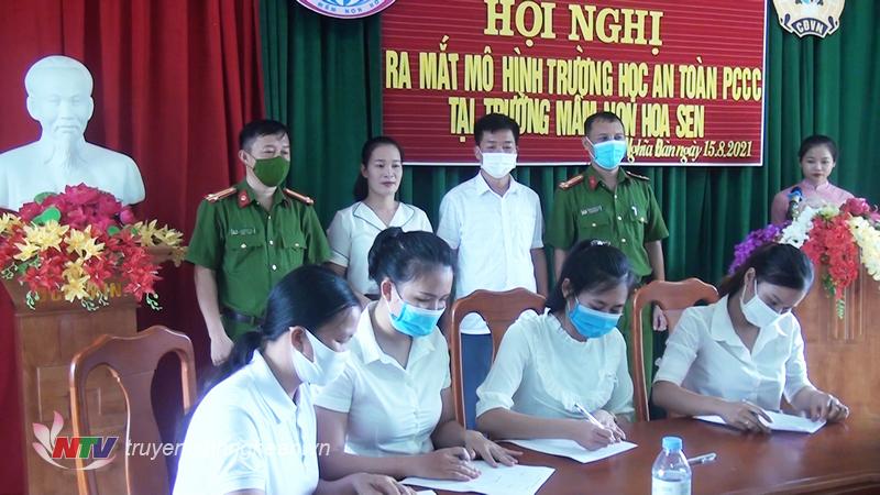 Đại diện các tổ chuyên môn kí cam kết