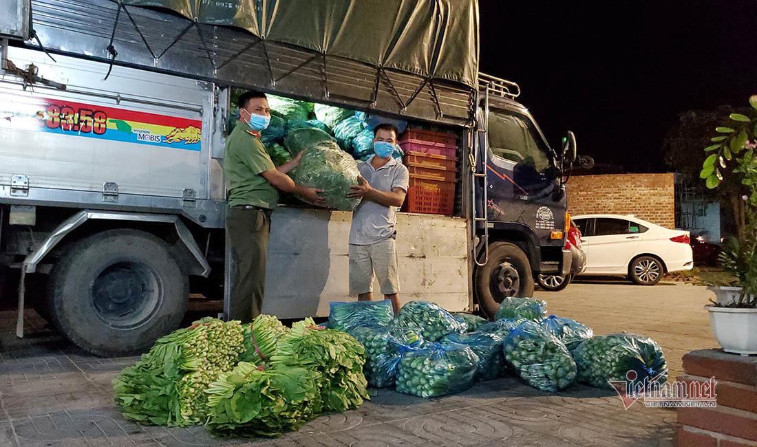 Thiếu tá Hồ Đình Nam đưa rau xanh xuống lúc 0h đêm 26/8