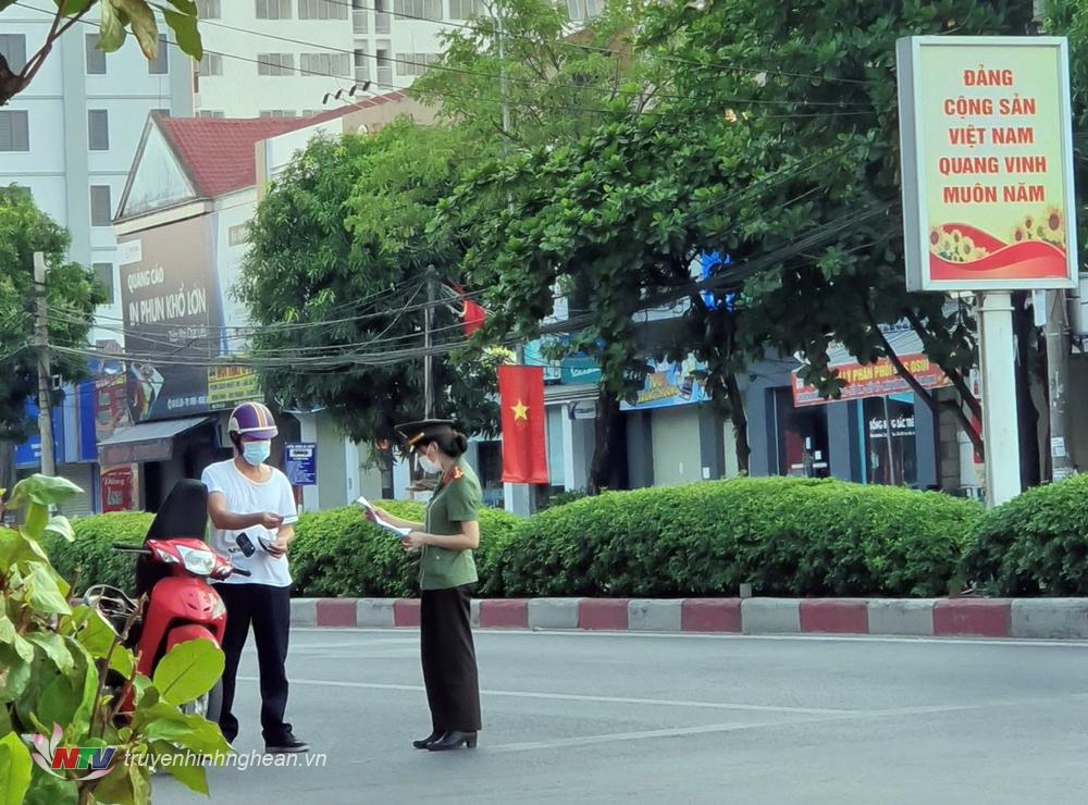 Một nữ cán bộ Công an PG88 go Bắn cá thực hiện nhiệm vụ tại một điểm chốt ở thành phố Vinh vào sáng 23/8/2021