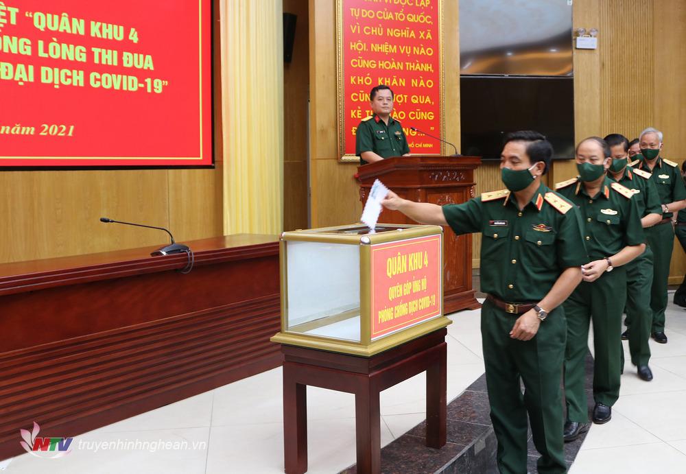 Thủ trưởng Bộ Tư lệnh Quân khu và các đại biểu ủng hộ phòng, chống Covid-19.