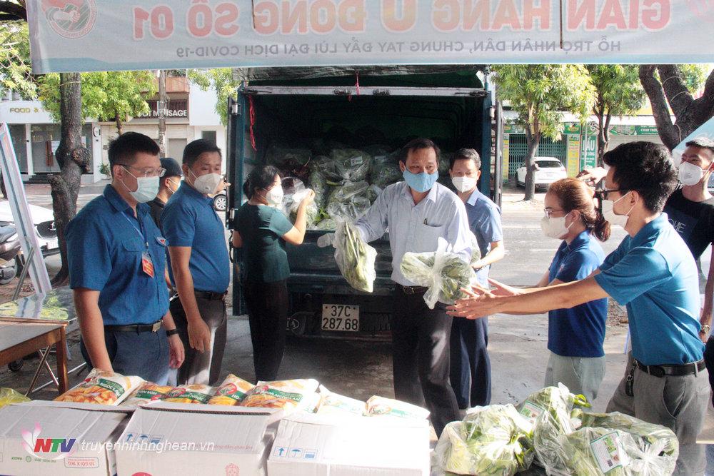 Nguồn kinh phí được cán bộ, nhân viên Trung tâm đóng góp để mua.