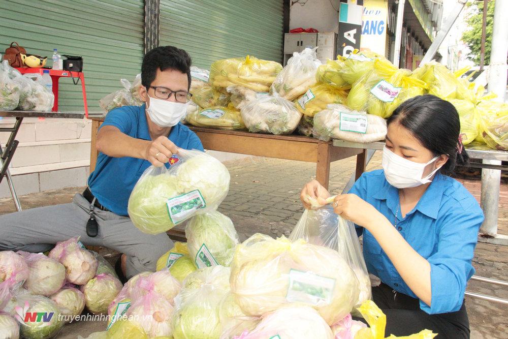 Để kịp thời hỗ trợ cung cấp nhu yếu phẩm thiết yếu cho người dân, nhất là những hộ dân có hoàn cảnh khó khăn, Bộ CHQS tỉnh phối hợp cùng MTTQ TP Vinh, Thành đoàn Vinh tổ chức các “Gian hàng 0 đồng” để cung cấp nhu yếu phẩm cần thiết cho người dân, trong những ưu tiên cho những hộ dân khó khăn để họ yên tâm ổn định cuộc sống trong những ngày giãn cách xã hội. Các hộ khó khăn được các phường lập danh sách cụ thể.