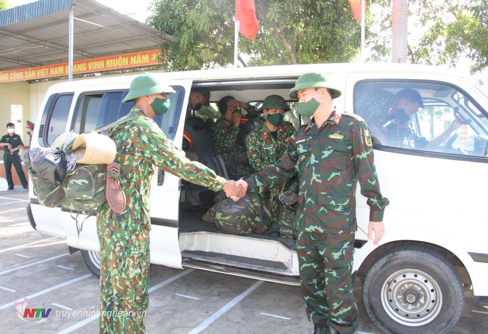 lãnh đạo Bộ CHQS tỉnh động viên cán bộ, sỹ quan, quân nhân chuyên nghiệp trước lúc lên đường làm nhiệm vụ