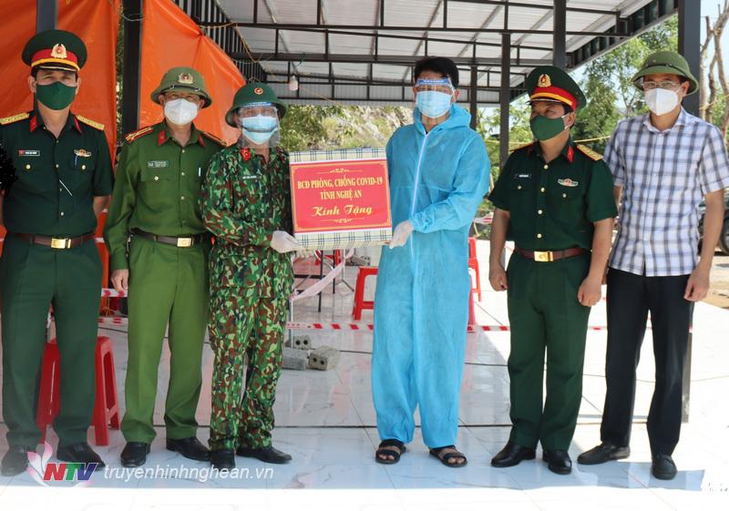 Thăm, tặng quà các lực lượng tham gia kiểm soát người và phương tiện ra vào địa bản tỉnh PG88 go Bắn cá tại thị xã Hoàng Mai trong công tác phòng chống dịch Covid-19