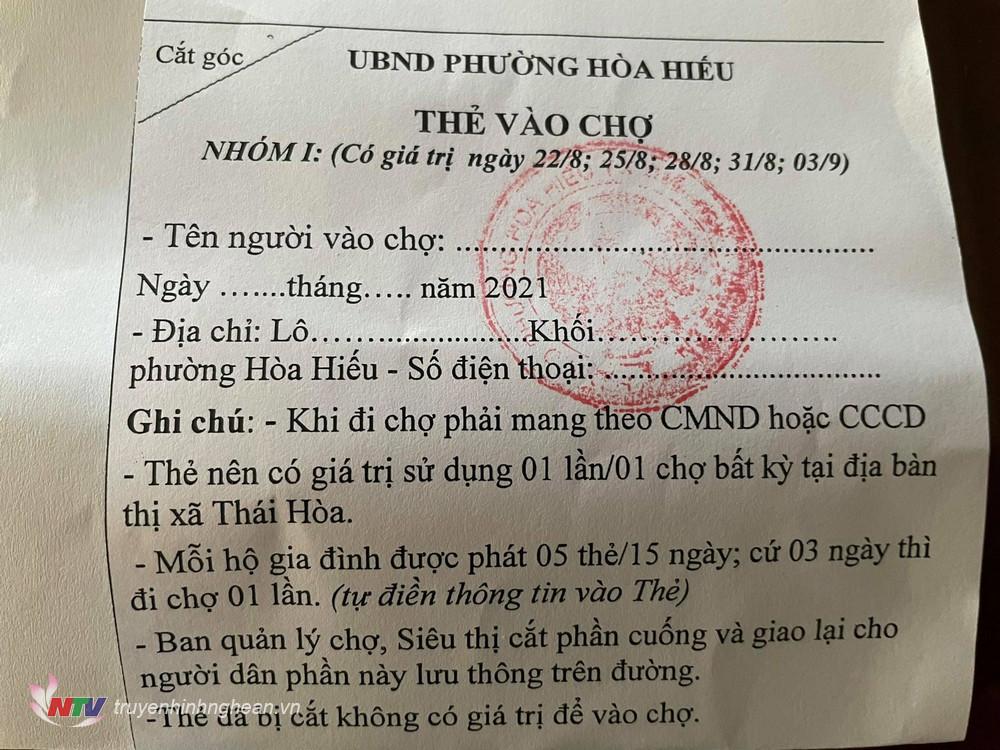 Thẻ đi chợ phát cho các hộ dân ở Thị xã Thái Hoà.