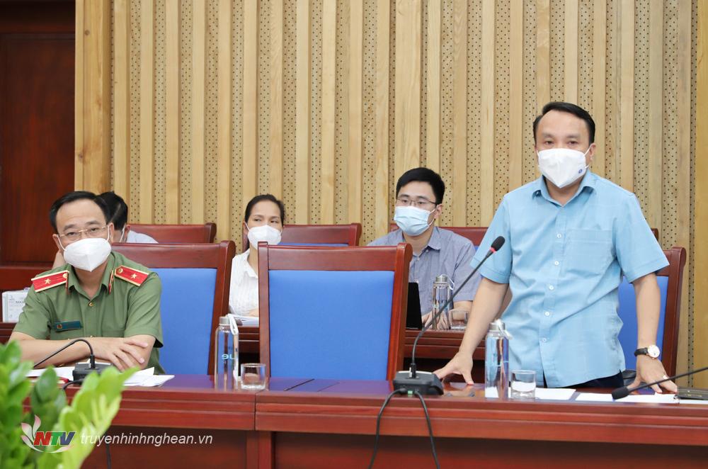 Giám đốc Sở Y tế Dương Đình Chỉnh báo cáo tại cuộc họp.