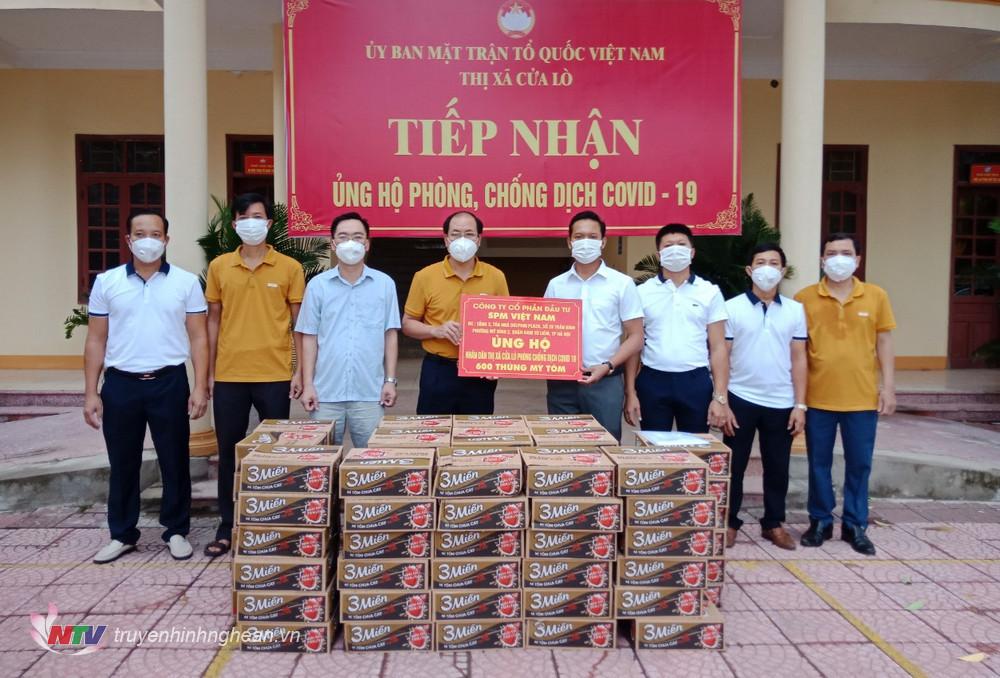 Đại diện UBMTTQ thị xã Cửa Lò tiếp nhận ủng hộ.