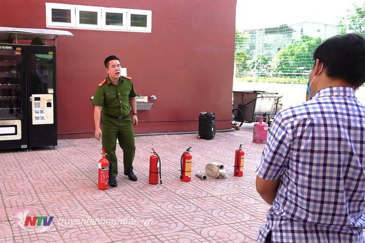 Cán bộ cảnh sát PCCC hướng dẫn cách sử dụng, bảo quản các loại bình chữa cháy cho các thành viên mô hình Trường học an toàn PCCC trường THPT Huỳnh Thúc Kháng