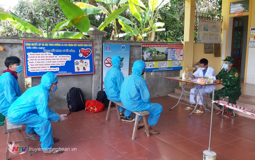 Lực lượng Đồn Biên phòng Keng Đu phối hợp với địa phương tiến hành các thủ tục xử lý các đối tượng nhập cảnh trái phép