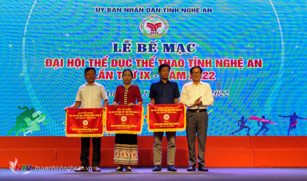 Trao Cờ lưu niệm cho 3 đơn vị dẫn đầu khối miền núi. 